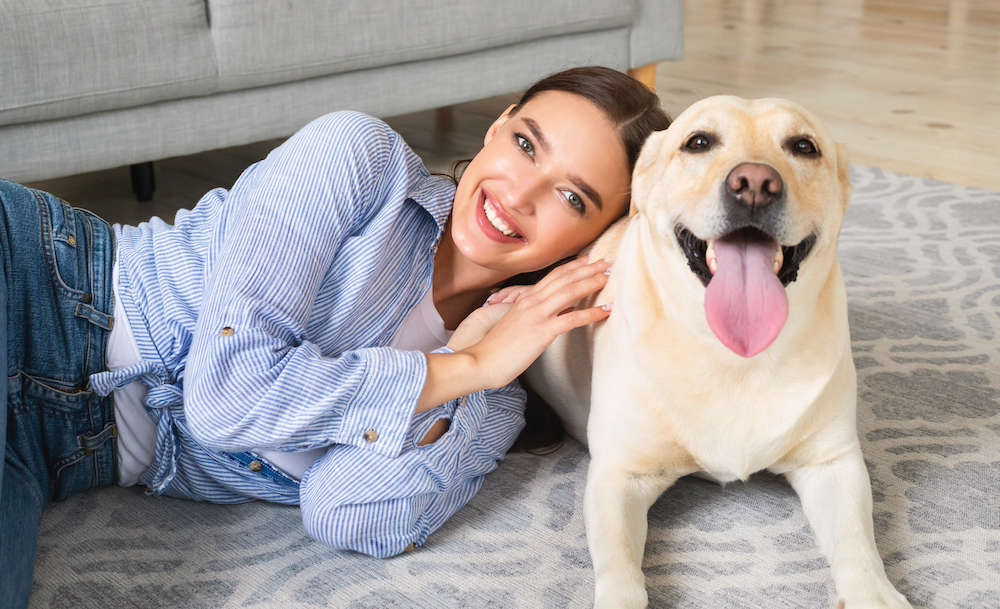 マンションで犬を飼育する女性